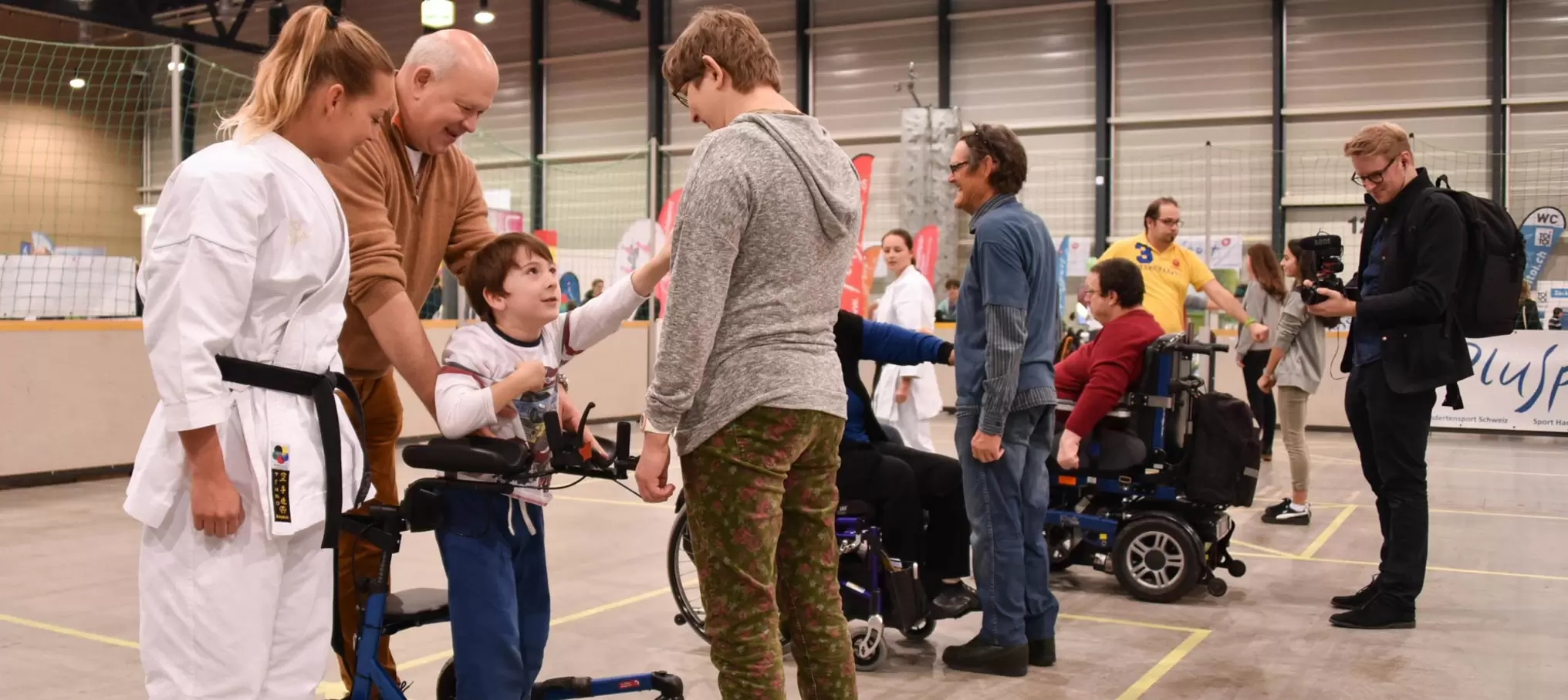 In occasione di eventi come la Fiera Swiss Handicap, le persone con e senza disabilità si riuniscono