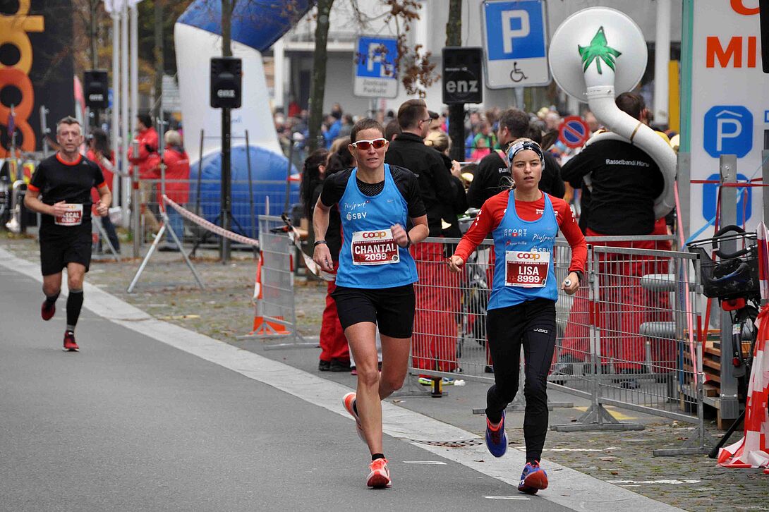 Le tandem de course Chantal Cavin et la guide Lisa à toute allure lors du marathon de Lucerne 