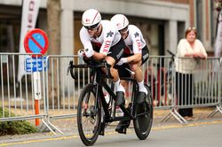 Christian Ackermann mit Pilot Dominik Büttler (Foto: SWpix.com) 
