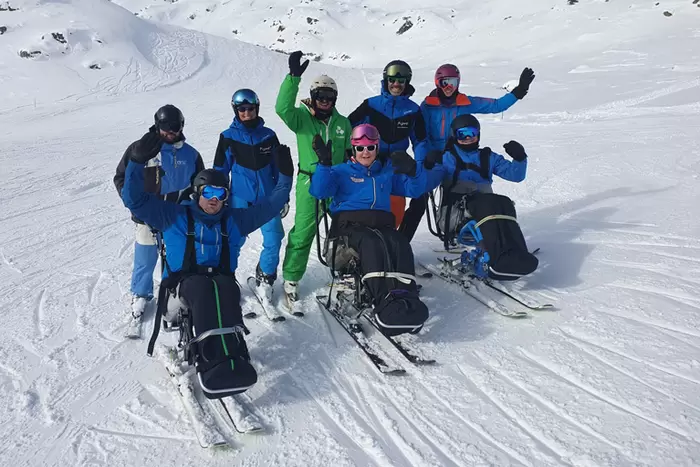 Schnowboaderin mit Guide auf der Piste in voller Fahrt