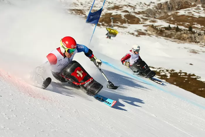 Zwei Athleten im Monobob parallel auf der Piste beim Weltcup in St. Moritz