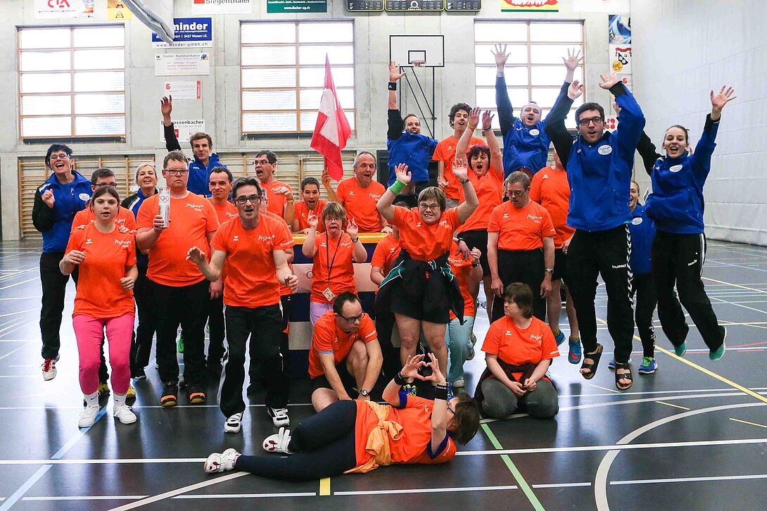 Groupe sportif actif dans le gymnase