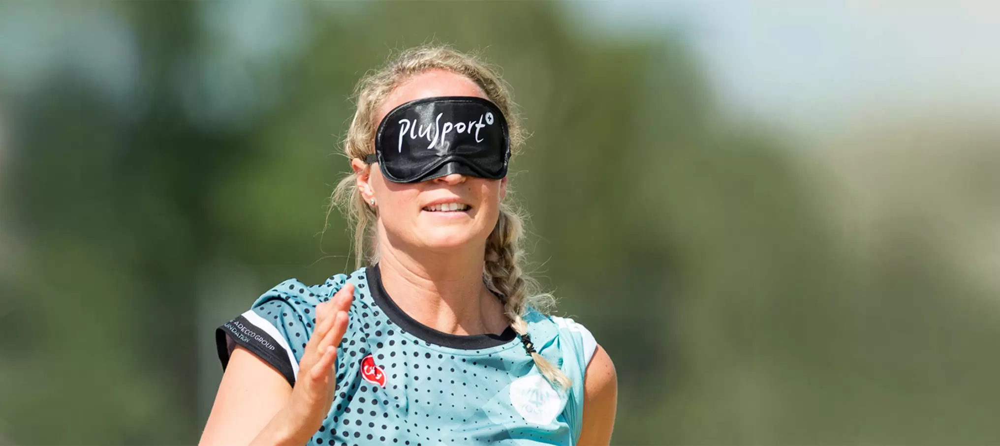 Mit einer Blindenbrille kann das Laufen mit Sehbehinderung selber ausprobiert werden