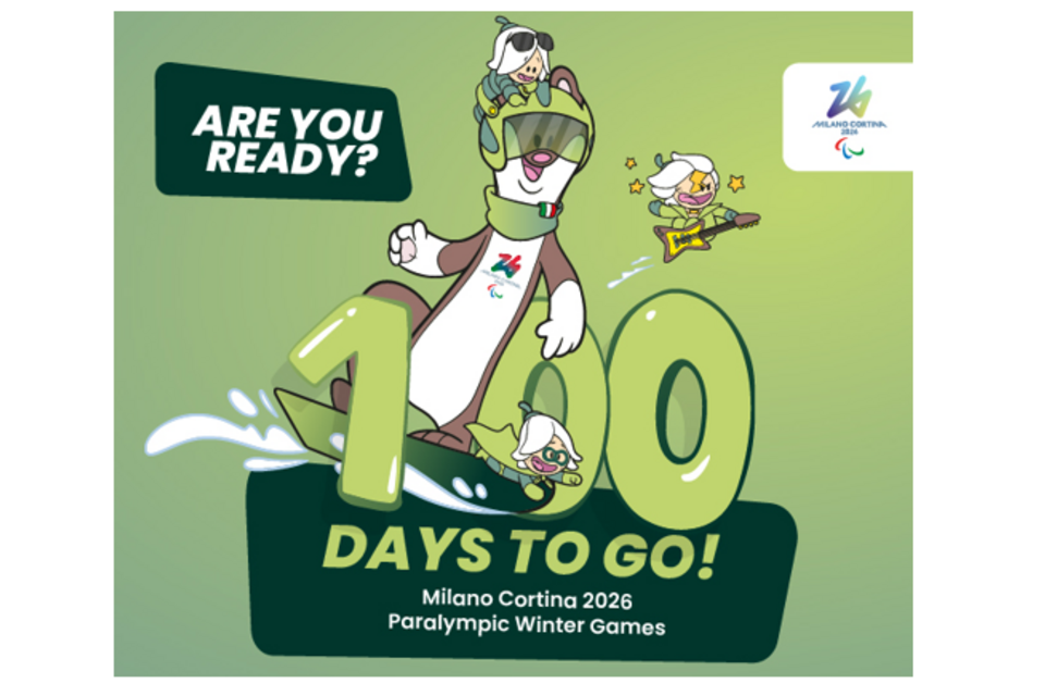 Ein fröhliches Cartoon-Maskottchen auf einem Snowboard mit zwei kleineren Figuren, umgeben von einem großen, fetten Text: NOCH 100 TAGE BIS ZUM START! Paralympische Winterspiele Mailand Cortina 2026. Das Logo erscheint in der oberen rechten Ecke.