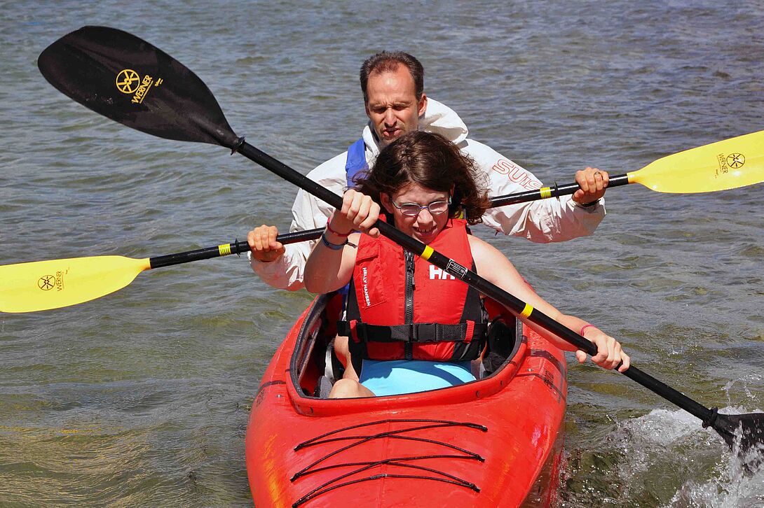 Monitrice de kayak double avec un sportif sur le lac de Bienne
