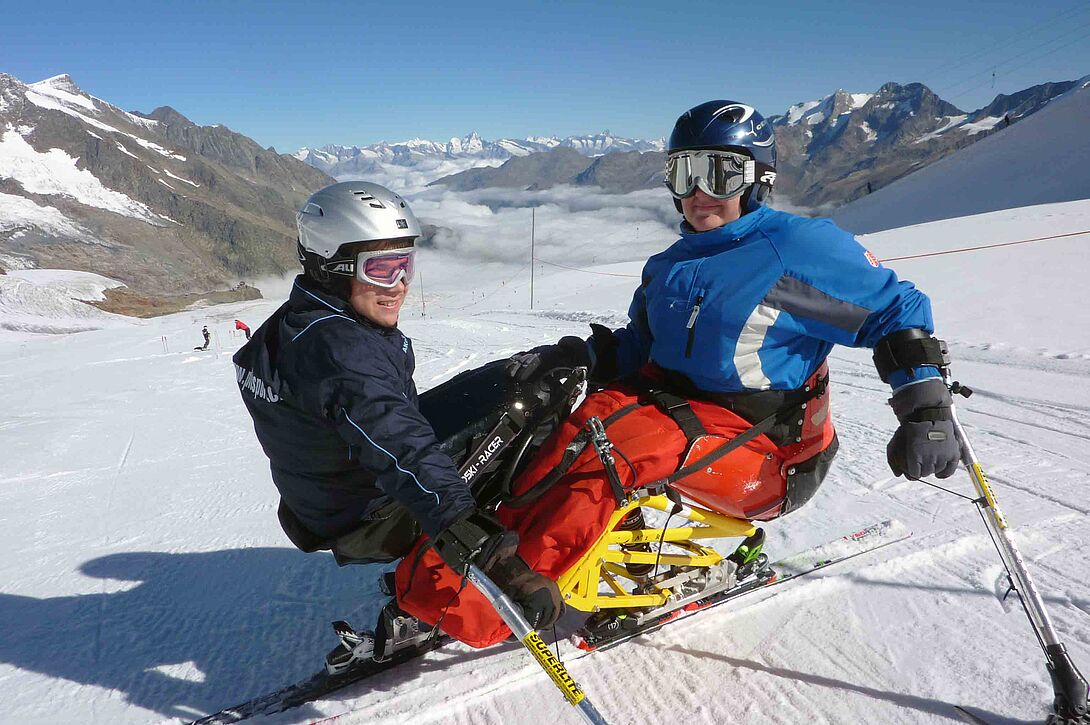 Deux pilotes de ski-bob sur la piste 