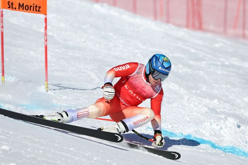 Robin Cuche im roten Leader-Trikot fährt auf der Abfahrtspiste