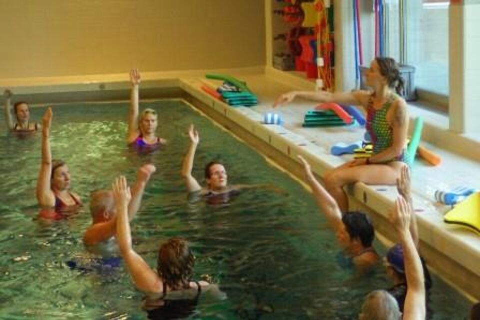 Die Teilnehmer führen koordinative Übungen im Wasser aus.