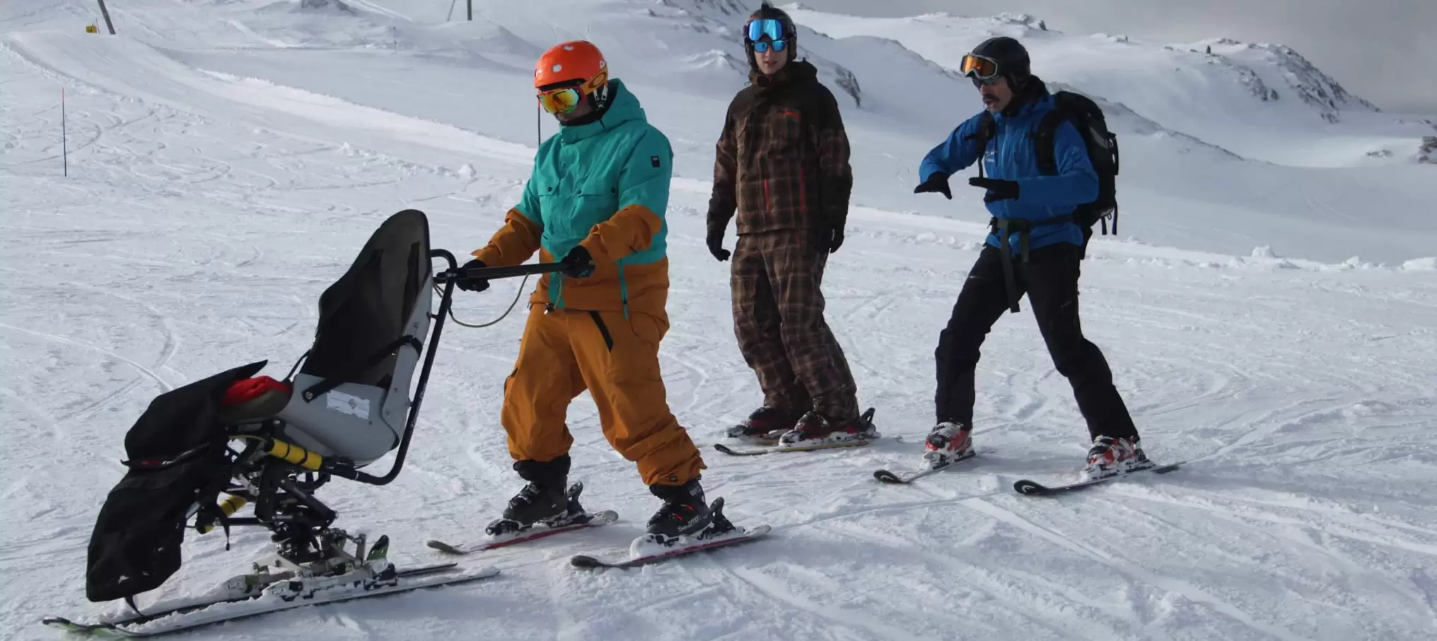 La formation pour moniteurs de sport-handicap sport de neige est orientée sur tous les groupes cibles et toutes les disciplines de sport de neige