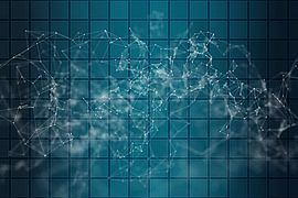 Ein blauer Rasterhintergrund mit abstrakten, miteinander verbundenen weißen Linien und Punkten, die ein Netzwerk bilden und an digitale oder technologische Verbindungen erinnern.