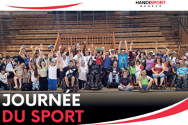 Eine große Gruppe unterschiedlicher Menschen, darunter auch Rollstuhlfahrer, posiert gemeinsam in einer Turnhalle mit erhobenen Armen und feiert damit die „Journée du Sport“ von Handisport Genève.