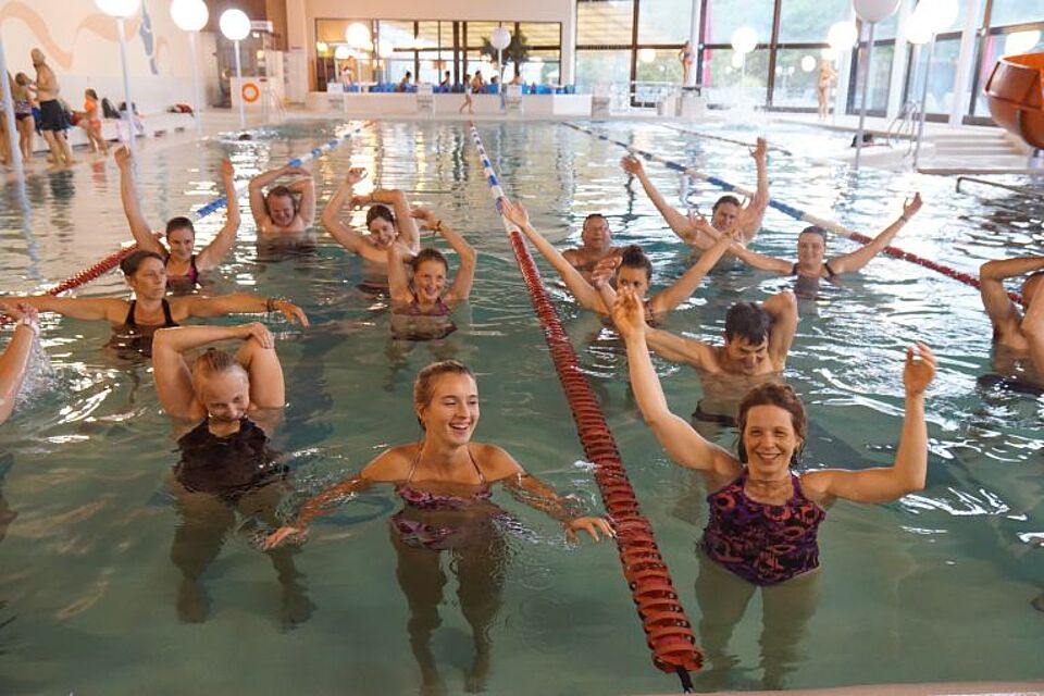 Wasserübungen im Hallenbad