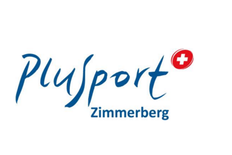 Logo für PluSport Zimmerberg. Der Text "PluSport" ist in blauer Schrift geschrieben, darunter steht in kleinerer blauer Schrift Zimmerberg. Über dem r in Sport befindet sich ein roter Kreis mit einem weißen Kreuz.
