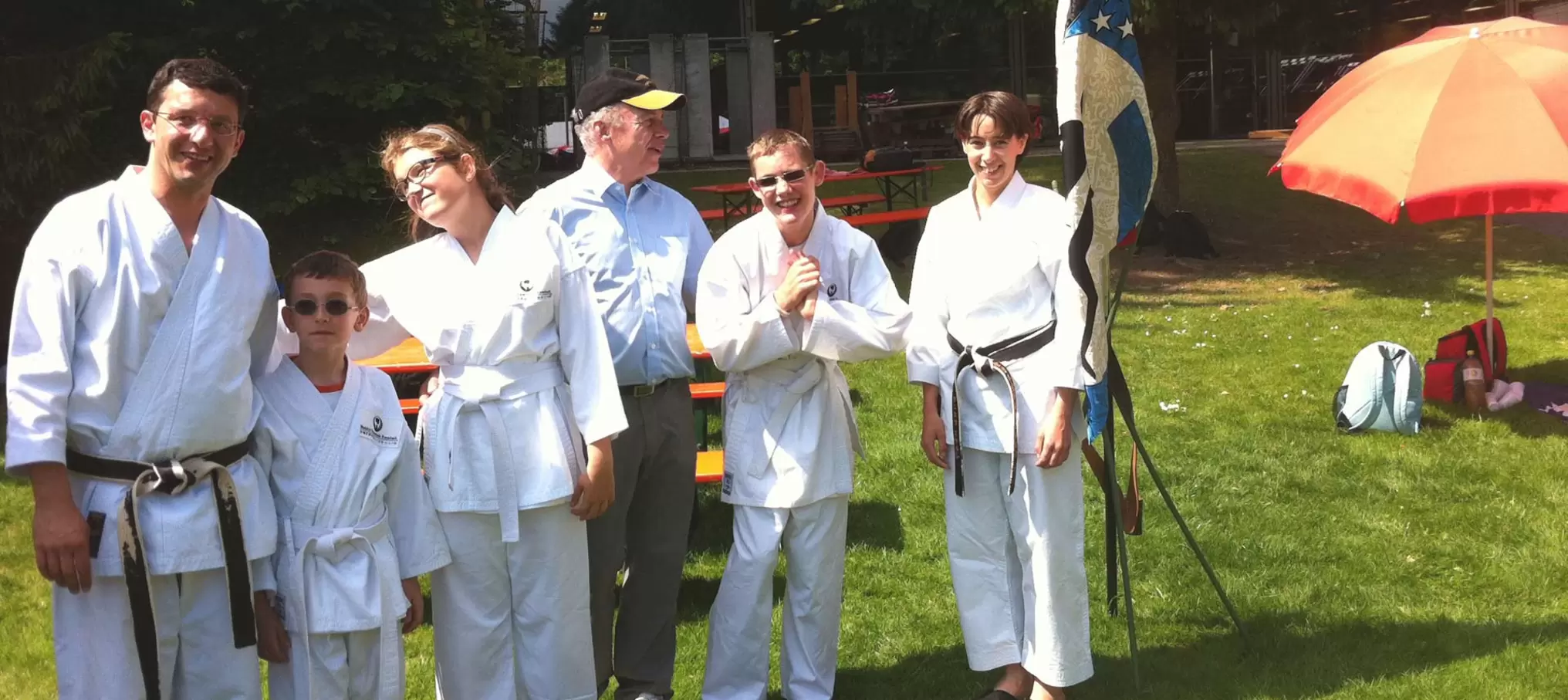 Nilo mit seinen Karate-Freunden neben Bundesrat Ueli Maurer