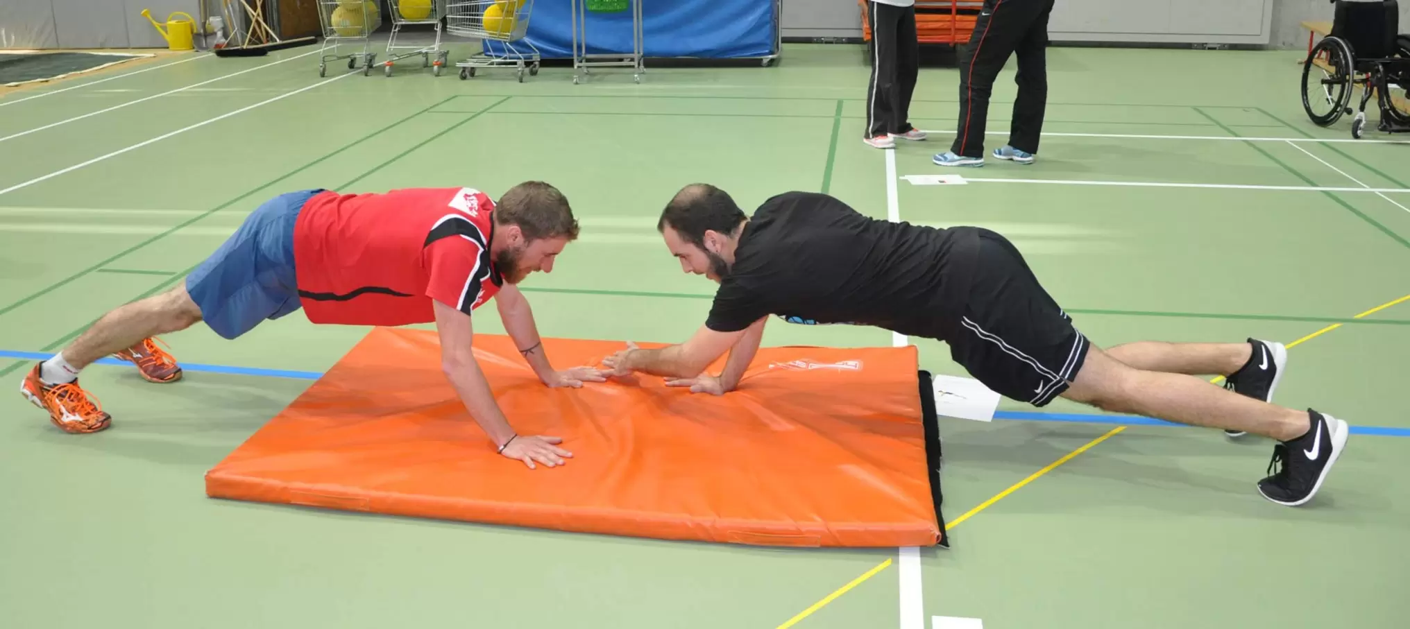 Liegestützen werden für unterschiedliche Niveaugruppen vorgezeigt