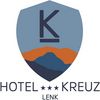 Ein schildförmiges Logo mit einem großen K über orangefarbenen und blauen Bergsilhouetten. Unter dem Schild steht der Text Hotel Kreuz Lenk mit drei Sternen zwischen Hotel und Kreuz.