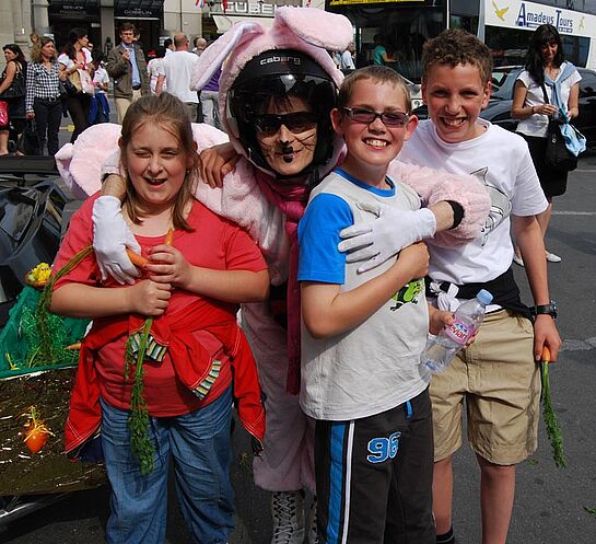 Nicole et Nino comme enfants dans un parc d'attractions.