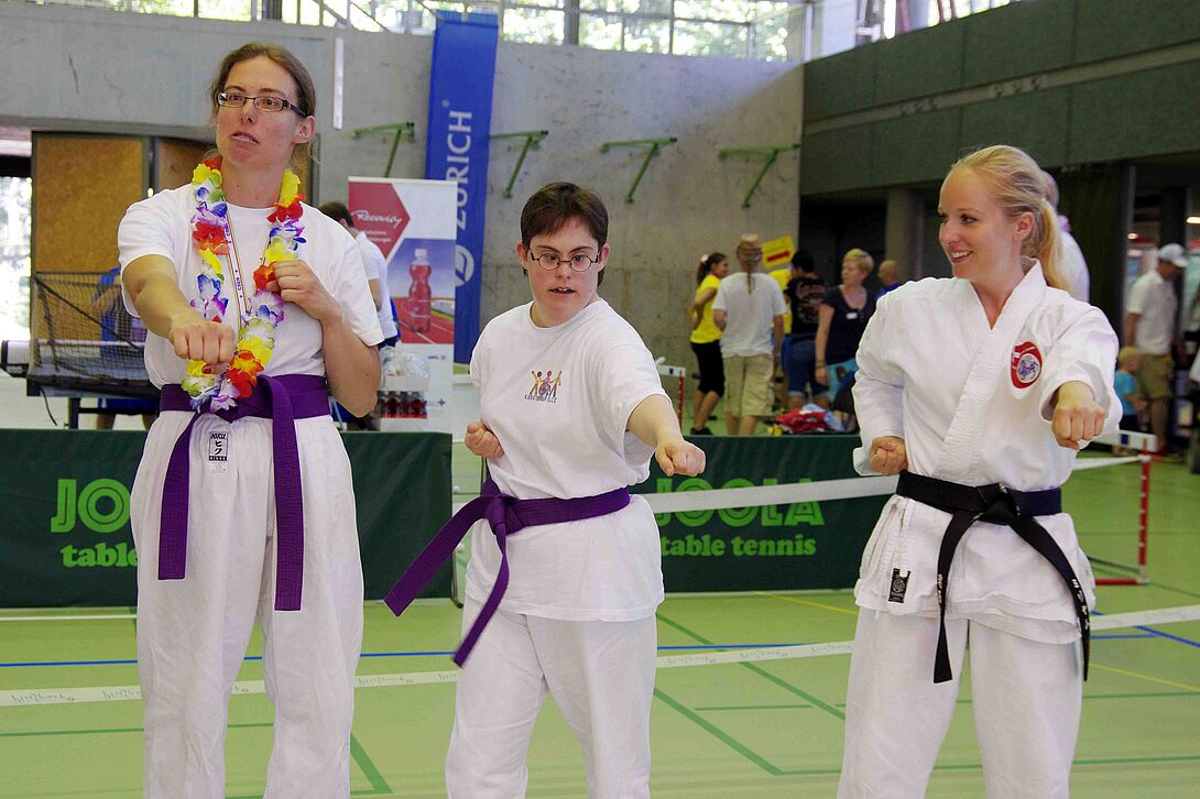 Karate für alle, ein neues Angebot im Behindertensport Zwei Karateschülerinnen beim Karate mit ein einer Leiterin