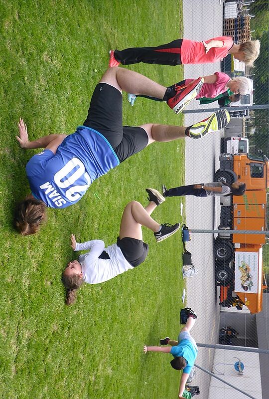 Freestyle im praktischen Ausbildungsteil. Die Teilnehmer üben auf der Wiese.