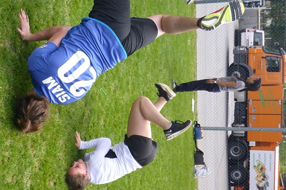 Freestyle im praktischen Ausbildungsteil. Die Teilnehmer üben auf der Wiese.