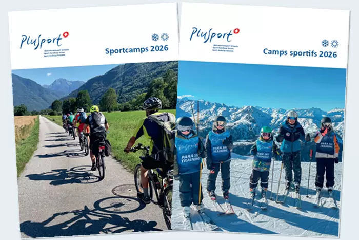 Zwei Broschüren mit dem Plusport-Logo. Der linke Umschlag zeigt Radfahrer auf einem sonnigen Weg mit Bergen; der rechte Umschlag zeigt eine Gruppe beim Skifahren in verschneiten Bergen. Beide sind für Sportcamps 2026 beschriftet.