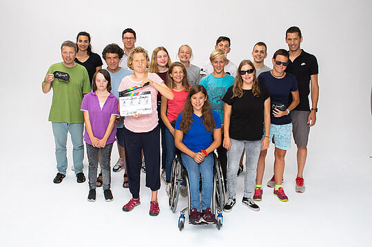 Photo de groupe d'élèves handicapés et non handicapés.