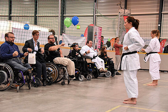 Karatedemonstration zum Mitmachen an der Messe