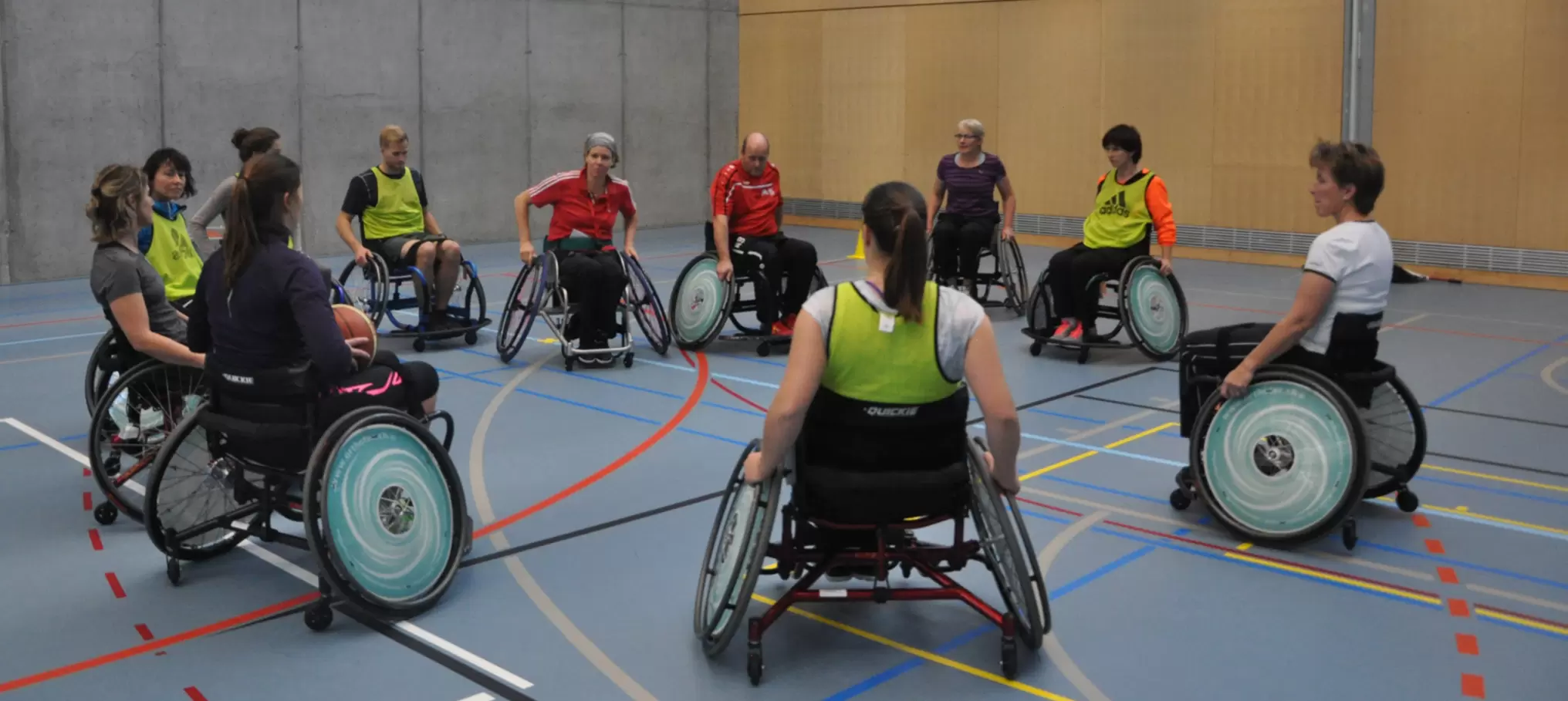 Exercices pratiques en fauteuil roulant pour les futurs moniteurs