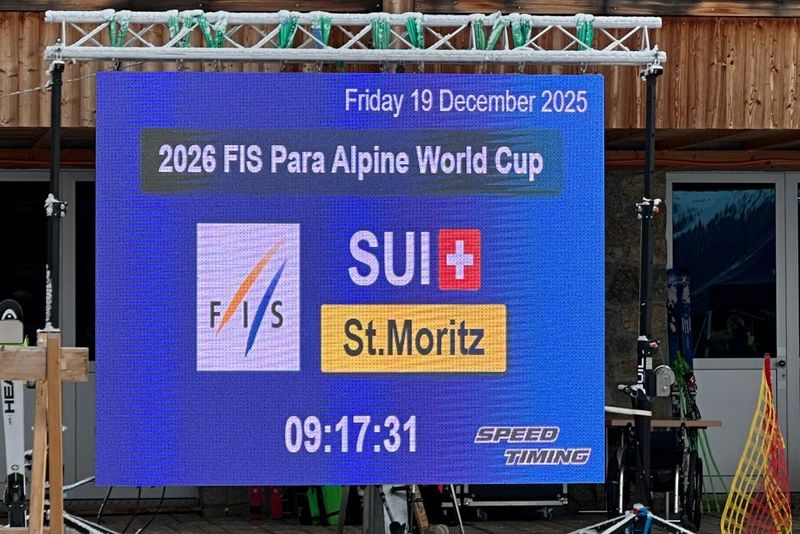 Ein elektronisches Schild zeigt Details für den FIS Para Alpinen Weltcup 2026 in St. Moritz, Schweiz, mit dem Datum Freitag, 19. Dezember 2025 und der Uhrzeit 09:17:31. Die Logos von FIS und Speed Timing sind sichtbar.