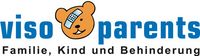 Logo mit einem lächelnden Bärengesicht, das einen Verband auf der Stirn trägt, der das o in visoparents ersetzt. Darunter lautet der deutsche Text: Familie, Kind und Behinderung.