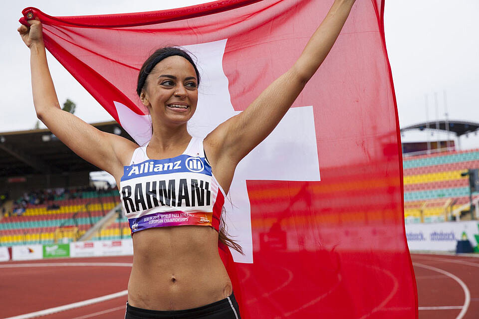 Abassia Rahmani mit Schweizerfane an der Para-Leichtathletik EM Berlin 2018