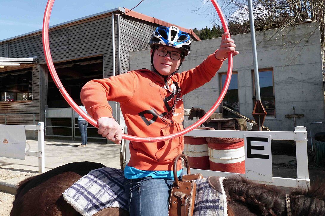 Cavaliers en situation de handicap mental lors d'une promenade à cheval