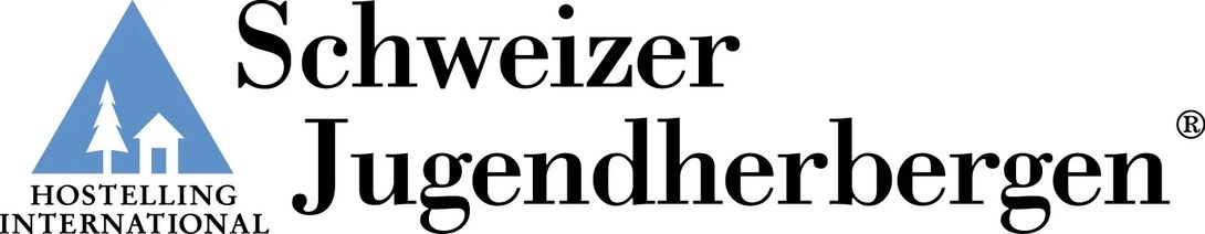 Das Logo der Schweizer Jugendherbergen zeigt ein blaues Dreieck mit zwei weissen Bäumen und einem Haus, daneben der Text Schweizer Jugendherbergen Hostel International.