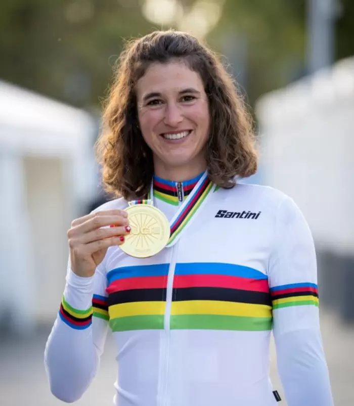 Franziska Matile-Dörig lächelt in die Kamera und hält die goldene WM-Medaille in der rechten Hand hoch.