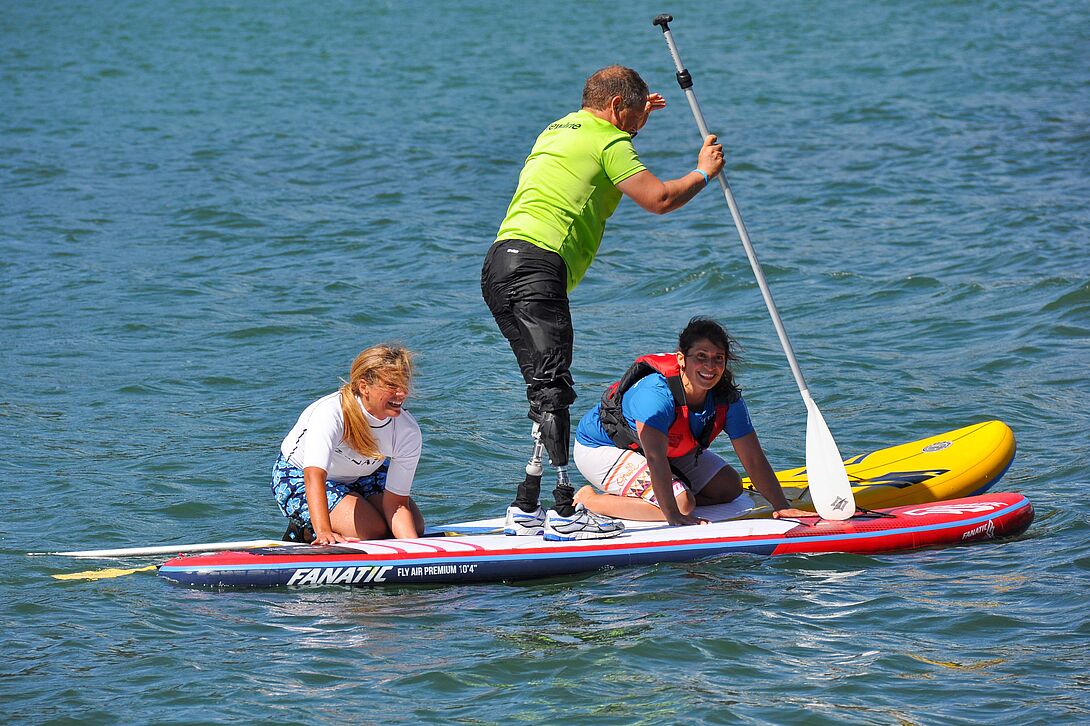 Ein Doppelunterschenkelamputierter Sportler auf dem Padelbrett auf dem Bielersee