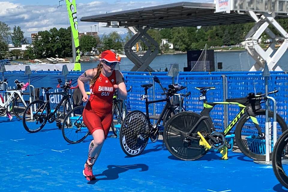 Stephanie Baumann in der Wechselzone beim Triathlon