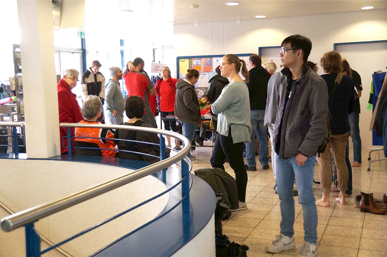 Besucher in der Halle