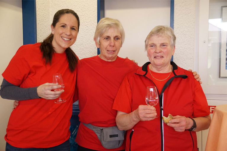 Fröhliche Menschen in roten Shirts