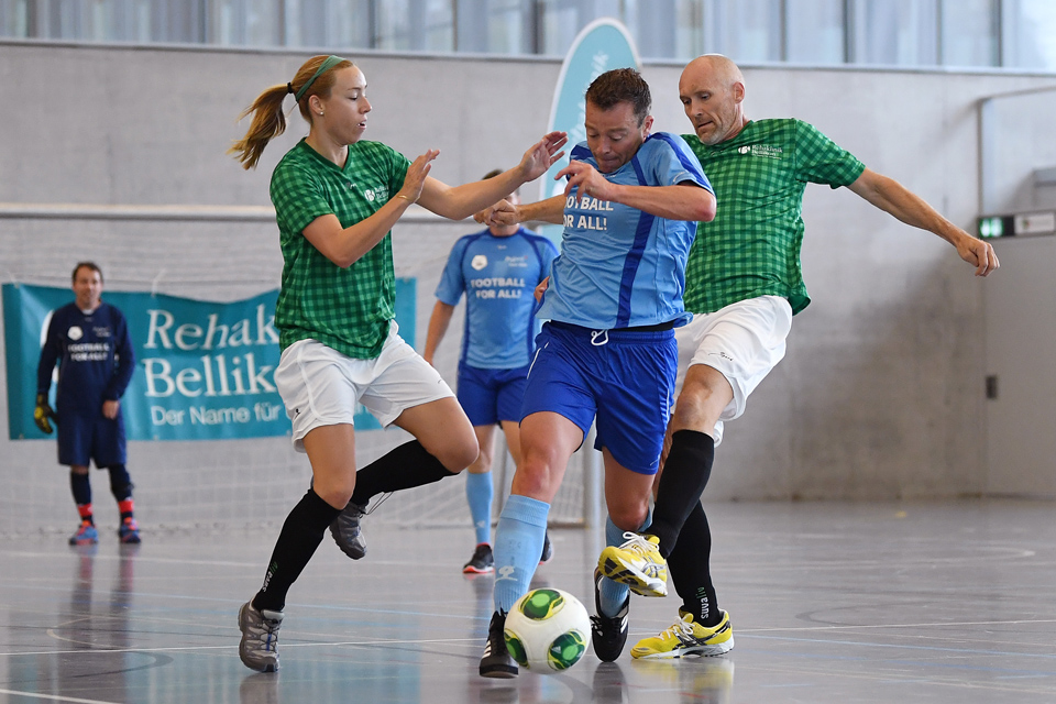 Sandra Kälin (ehem. Internationale und Nati A Spielerin) und  Roland Huwiler (ehem. Swiss Football League Schiedsrichter) im Zweikampf