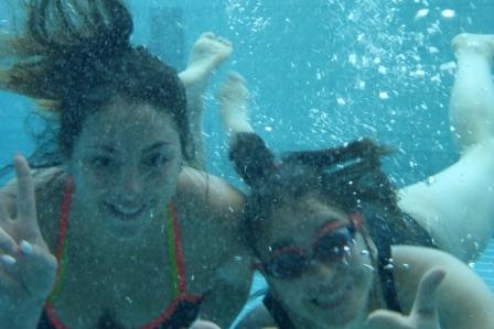 Auch unter Wasser haben die Teilnehmer gute Laune.