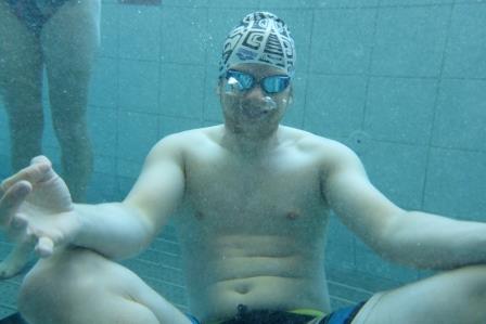 Entspannungsübungen auf dem Grund des Beckens.