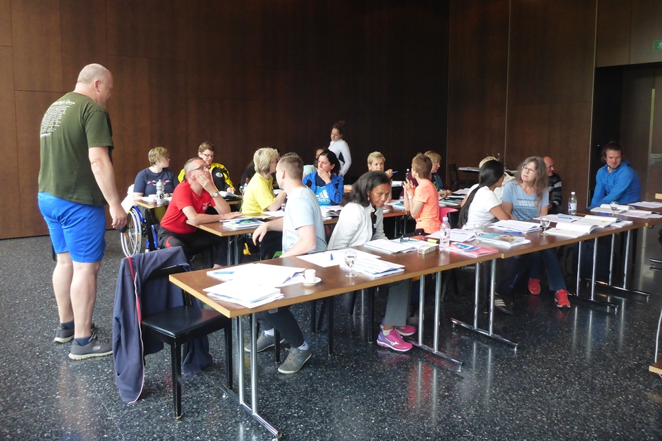 Die Teilnehmer im Klassenzimmer.