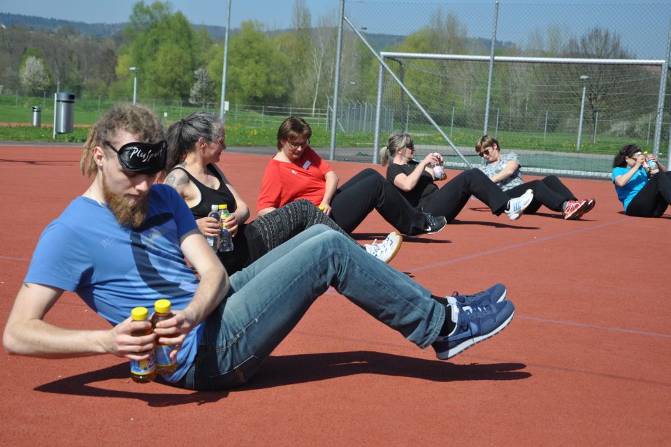 Workout ist auch mit gefüllten PET-Flaschen als Kurzhanteln möglich