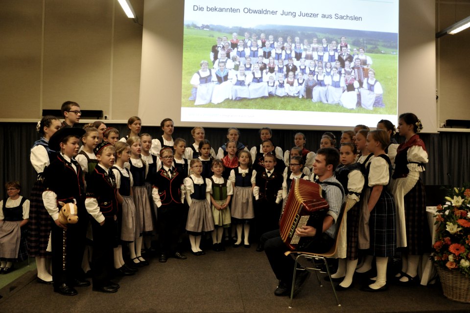 Les chanteurs des Obwaldner Jung Juizer de Sachseln chantent joyeusement.