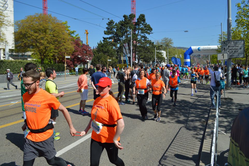 Das Team vom Lauftreff Limmattal geniesst den gemeinsamen Zieleinlauf