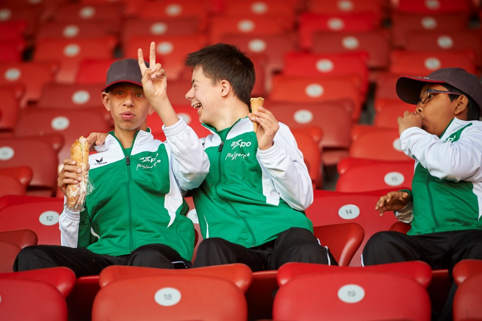 PluSport Kids verfolgen das Spiel auf der Tribüne