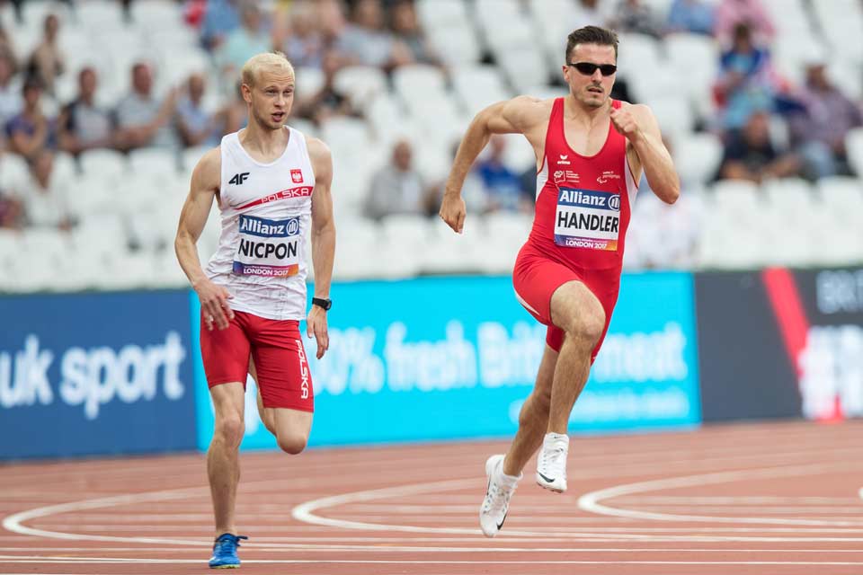 Philipp Handler dans le virage du 200m  -  Martin Rhyner/Swiss Paralympic