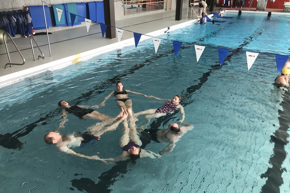 Erste Versuche im Synchronschwimmen