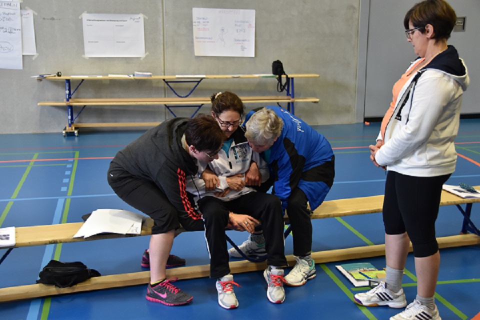 Teilnehmer üben Transfersituationen