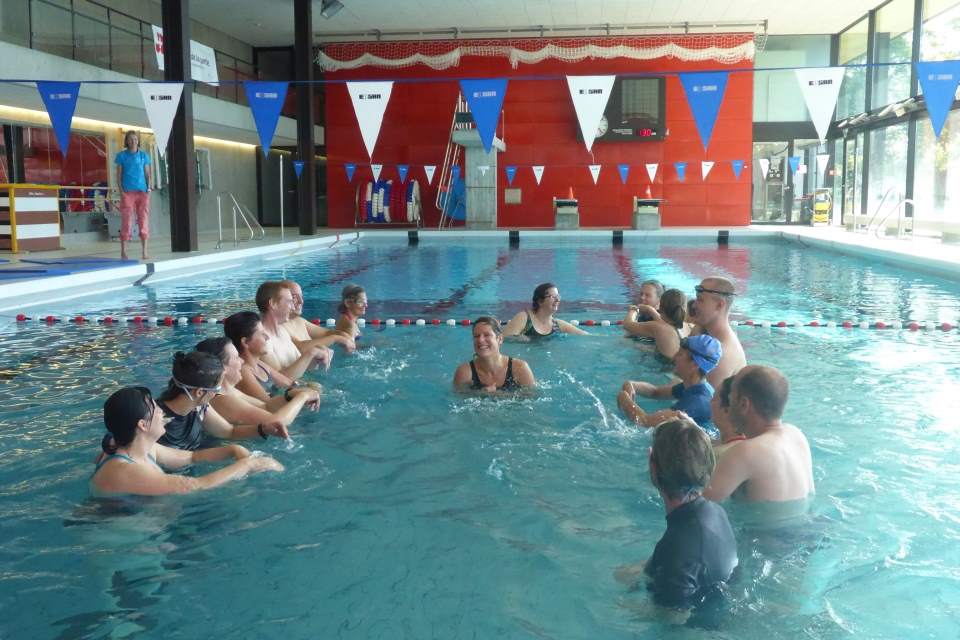 Même les nageurs expérimentés s'amusent dans la leçon «s'habituer à l'eau»